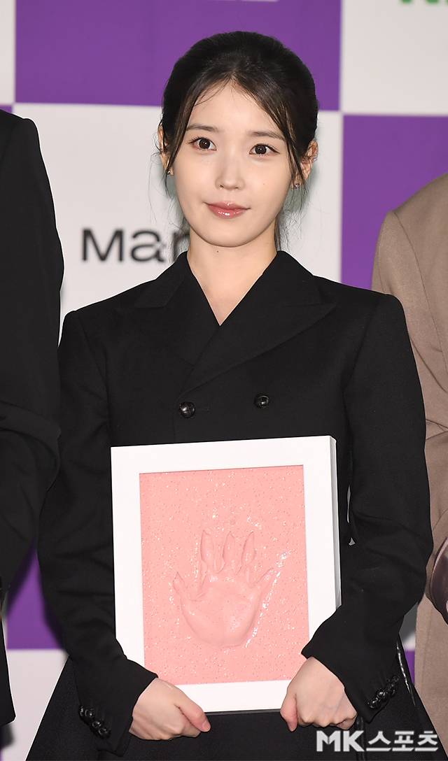 가수 겸 배우 아이유가 고질적인 건강 문제로 인해 예정된 콘서트를 취소하고 컴백 일정을 연기했다. 최상의 무대를 보여주기 어렵다는 전문가들의 의견을 수용한 결과다.사진=천정환 기자