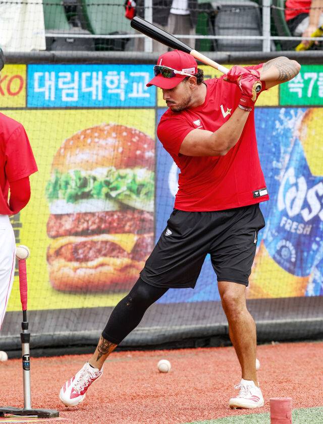 기예르모 에레디아의 부상으로 인해 대체 선수로 SSG 랜더스와 계약한 블라이 마드리스가 17일 인천 SSG랜더스필드에서 열린 KIA 타이거즈전에 앞서 진행된 팀 연습에 참가해 스윙을 하고 있다./SSG 랜더스 제공