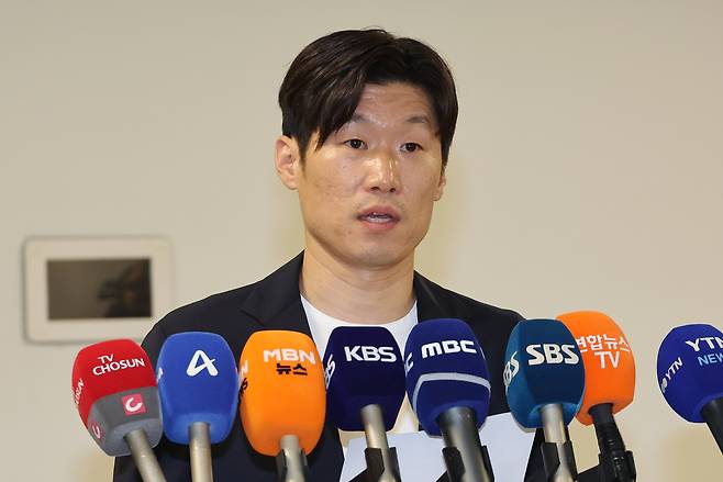 박지성 케이(K)-축구 혁신위원회 공동위원장이 20일 서울 종로구 국립현대미술관에서 열린 K-축구혁신위원회 3차 회의를 마친 뒤 브리핑을 하고 있다. [연합]