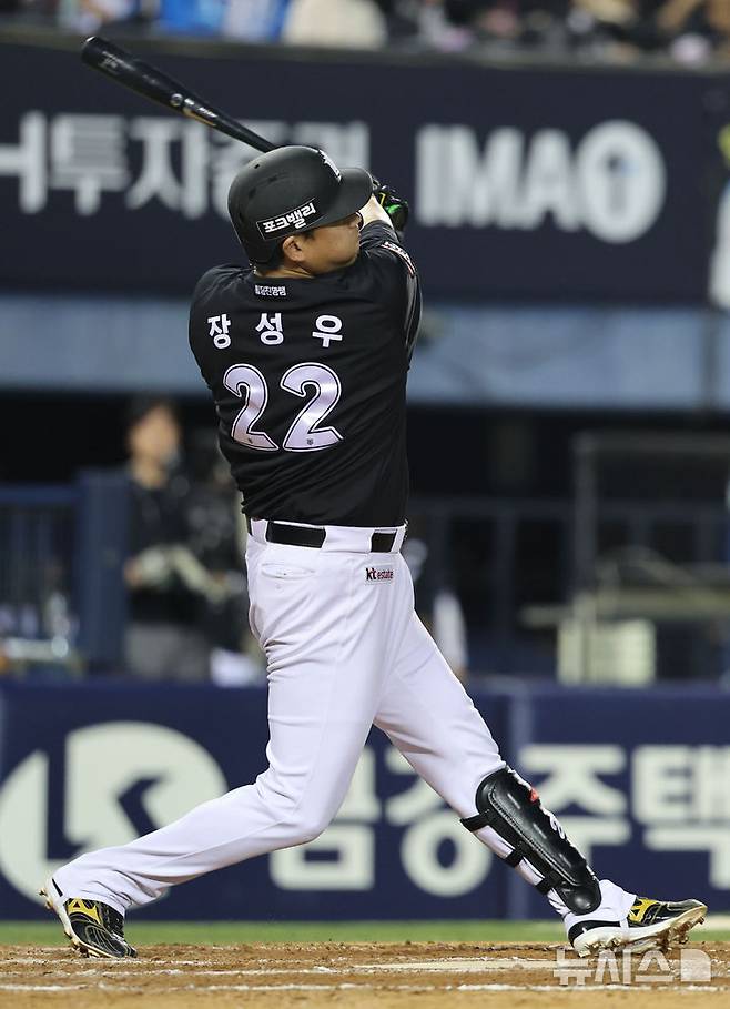 [서울=뉴시스] 권창회 기자 = 19일 서울 송파구 잠실야구장에서 열린 2026 KBO리그 KT 위즈와 LG 트윈스의 경기, 8회 초 KT 장성우가 솔로홈런을 치고 있다. 2026.07.19. kch0523@newsis.com