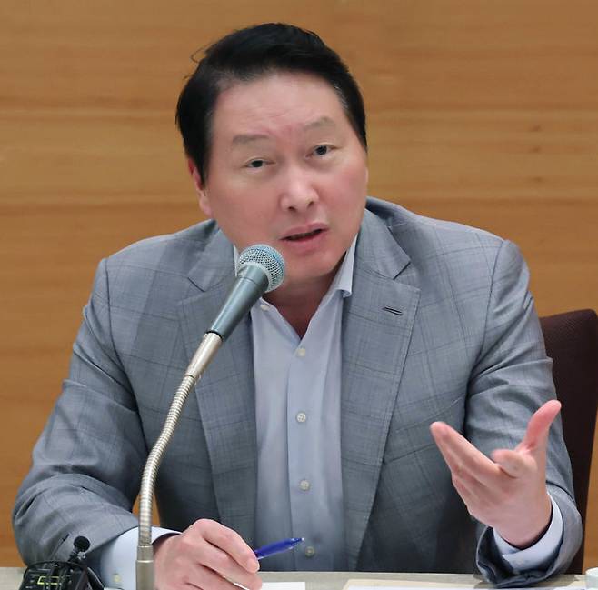 [서울=뉴시스] 최태원 SK그룹 회장이 지난 15일 열린 대한상의 제주포럼 기자간담회에서 발언하고 있다. 뉴시스 자료사진. *재판매 및 DB 금지