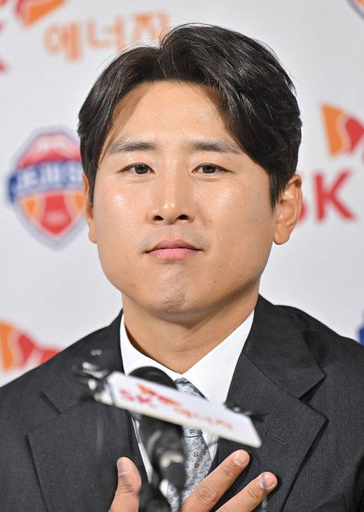 [OSEN=박준형 기자]  14일 오전 서울 종로구 대한축구협회 축구회관에서 구자철 현역 은퇴 기자회견 및 제주SK 유스 어드바이저 위촉식이 진행됐다.구자철은 2010년 제주의 준우승 전성기를 이끌었다. 그 활약을 토대로 이듬해인 2011년 독일 분데스리가에 진출해 맹활약을 펼쳤다. 2012년 런던올림픽에서는 한국 남자 축구 사상 첫 동메달이라는 쾌거를 이끌기도 했다. 2022년 다시 제주로 돌아온 구자철은 팀의 기둥 역할을 자처해왔다.구자철이 질문에 답하고 있다. 2025.01.14 / soul1014@osen.co.kr