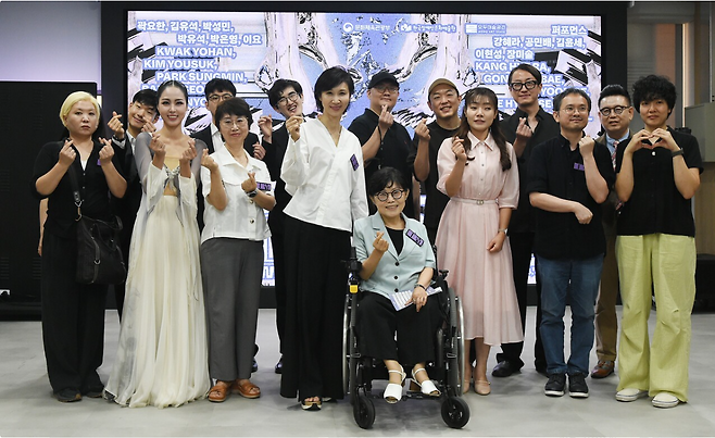 지난 16일 서울 모두미술공간에서 열린 ‘2026 장애와 기술전-미디어 술래(術來)’&nbsp;개막식에서 정향미 문화체육관광부 예술정책실장, 노소영 아트센터 나비 관장, 방귀희 한국장애인문화예술원 이사장, 김예지 국회의원 등 참석자들이 참여 작가들과 함께 기념촬영을 하고 있다. 한국장애인문화예술원 제공