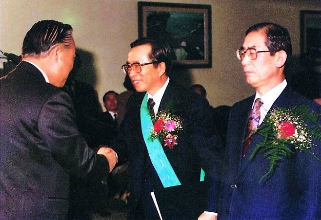 1991년 12월31일 김재철(가운데) 동원그룹 명예회장은 기업인 최고의 영예인 금탑산업훈장을 수훈했다. 동원그룹 제공