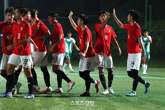 영등포공고 신재훈이 19일 제천 봉양건강축캠프에서 열린 용문고와 2026 대통령금배 U-17 유스컵 조별리그 최종전에서 득점 후 동료들과 기뻐하고 있다. 제천｜한수빈 기자