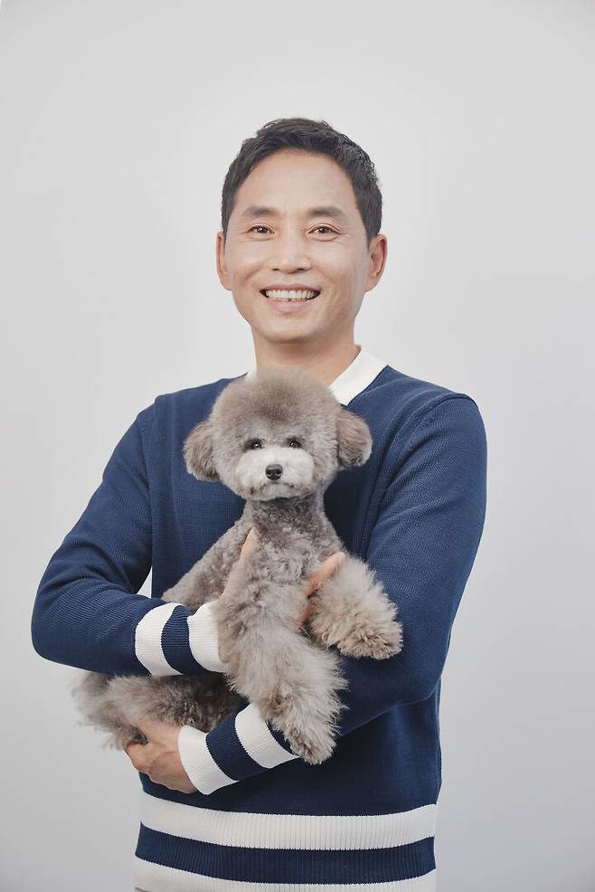 Famous dog trainer Lee Chan-jong has concluded a four-and-a-half-year legal battle after receiving a final verdict of innocence in the appeal trial regarding the sexual harassment charges directed at him. Lee Chan-jong expressed his relief at being cleared of the false accusations and revealed his gratitude and apologies to his family who stood by his side throughout the ordeal.