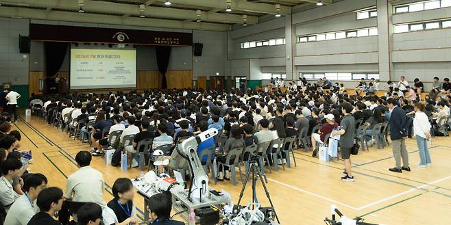 서울 강남구에 자리한 국내 유일 로봇 특화 마이스터고교인 서울로봇고 입학설명회에서 중학생과 학부모들이 입시 전형에 대한 설명을 듣고 있다. 이상윤