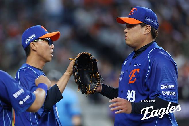 한화 이글스 류현진(오른쪽)이 19일 대전 한화생명 볼파크에서 열린 2026 신한 SOL KBO리그 키움 히어로즈와의 팀 간 12차전에 선발등판, 한미 통산 2500탈삼진을 기록했다. 사진 한화 이글스