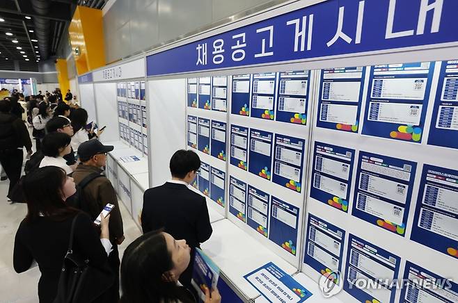 '나의 일자리는 어디에'     (서울=연합뉴스) 한종찬 기자 = 28일 서울 서초구 aT센터에서 열린 2026 대한민국 상생 채용박람회에서 구직자들이 채용공고 게시대를 살피고 있다. 2026.4.28
    saba@yna.co.kr