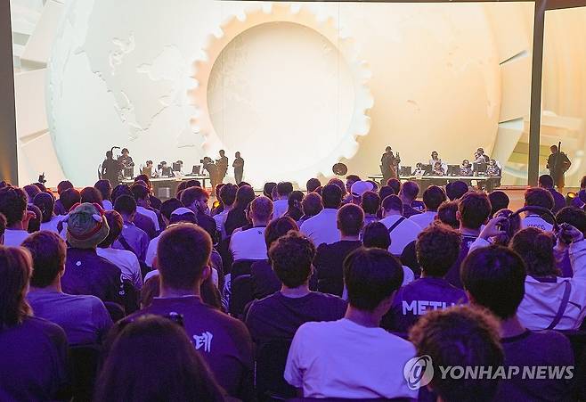 EWC LoL 관람 열기 (파리=연합뉴스) 김주환 기자 = 15일(현지 시간) 프랑스 파리 포르트 드 베르사유 전시장에서 열린 EWC 2026 리그 오브 레전드(LoL) 종목 개막 행사에서 관람객들이 환호하고 있다. 2026.7.15 jujuk@yna.co.kr