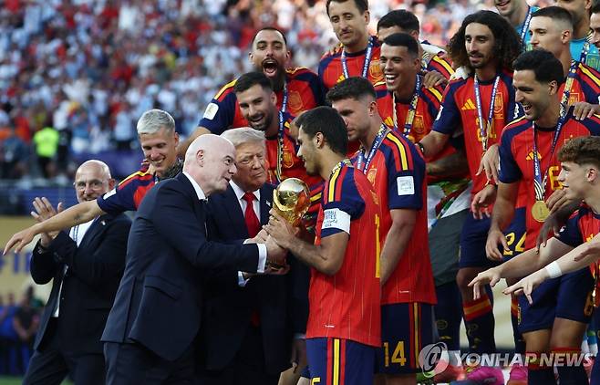 우승컵 전달하는 트럼프 대통령과 인판티노 FIFA 회장  [로이터=연합뉴스. 재판매 및 DB 금지]