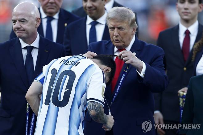 메시에게 준우승 메달 걸어주는 트럼프  [EPA=연합뉴스. 재판매 및 DB 금지]