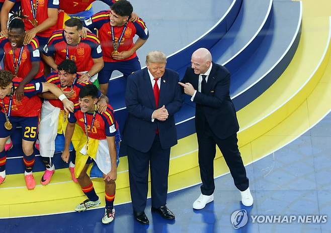 스페인 대표팀의 월드컵 우승 세리머니 때 자리 지킨 트럼프 대통령과 FIFA 회장 [로이터=연합뉴스. 재판매 및 DB 금지]