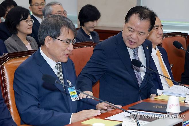 노태악 전 중앙선관위원장과 위철환 위원장 직무대행 [연합뉴스 자료사진]