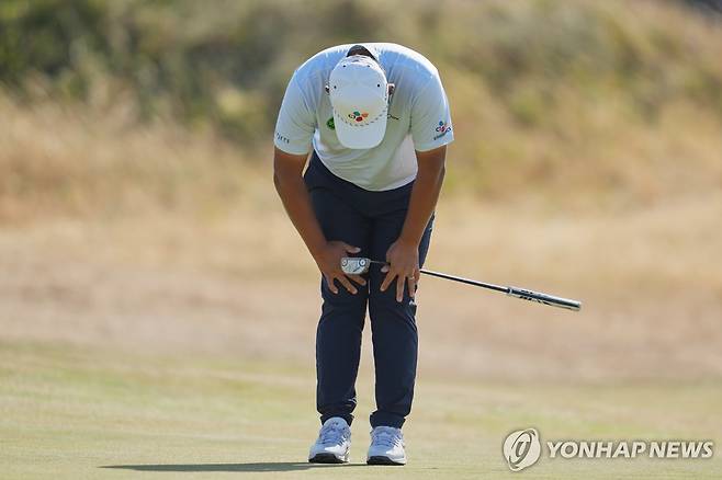 다리 통증 느끼는 김시우 [AP=연합뉴스]