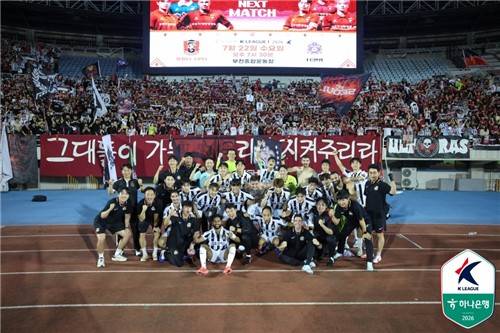 팬들과 승리 세리머니를 펼치는 FC서울 선수들 [한국프로축구연맹 제공. 재판매 및 DB 금지]
