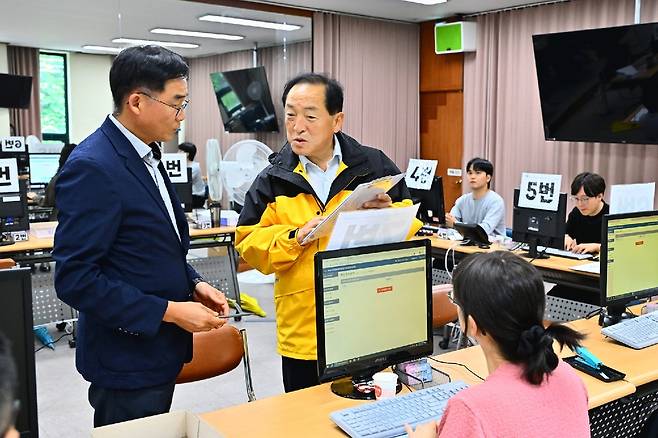 민생 회복 지원금 현장 살펴보는 이병선 속초시장 [속초시 제공. 재판매 및 DB 금지]