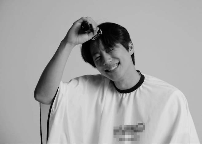 배우 이준영이 머리를 직접 밀고 있다. / 사진=이준영 SNS