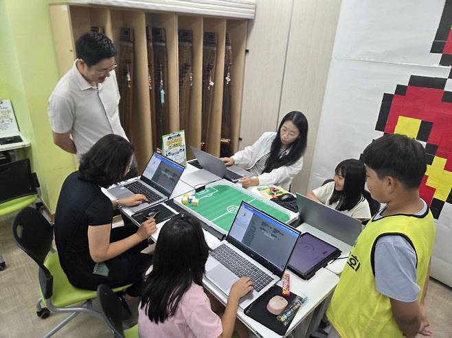 전동초 'SW·AI 체험전' 햄스터 로봇축구. (사진=세종시교육청 제공)