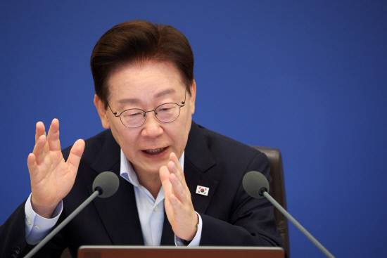이재명 대통령이 21일 청와대에서 열린 국무회의에서 발언하고 있다. 연합뉴스
