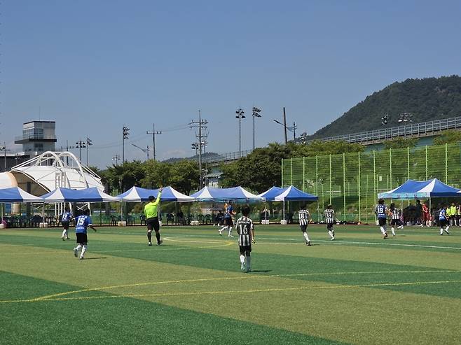 ▲ '2026 문경 유소년 축구 페스티벌'이 7월 24일부터 30일까지 문경시민운동장과 영강체육공원 축구장에서 열린다. 전국 64개 유소년 클럽팀이 참가해 열띤 경기를 펼치며, 같은 기간 개최되는 영강 어린이 물놀이 축제와 함께 스포츠와 관광이 어우러진 여름 축제로 기대를 모으고 있다.