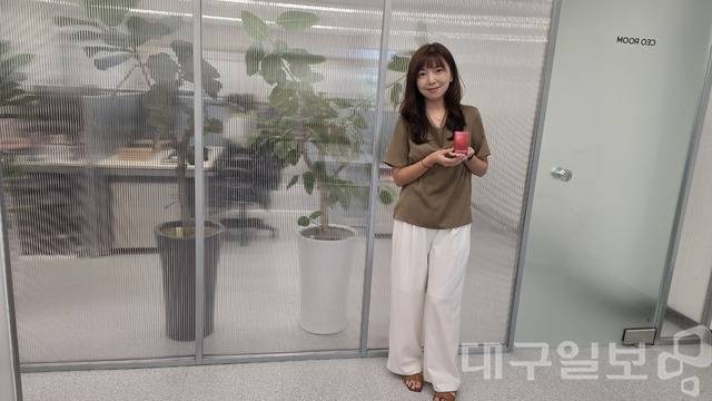 이혜원 그레이스뷰티 대표가 지난 13일 인터뷰에 앞서 자체 브랜드인 '아뉴브(ANEUV)' 상품을 소개하고 있다. 권영진 기자