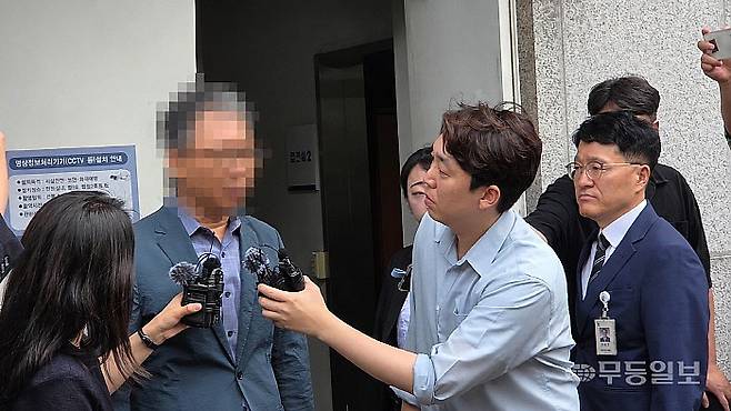 ‘장윤기’ 사건과 관련 직권남용권리행사방해 등 혐의를 받고 있는 전 광주 광산경찰서 소속 박모 경정이 21일 오전 전남광주통합특별시 동구 광주지법에서 열리는 구속 전 피의자 심문(영장실질심사)에 출석했다. 김종찬기자 jck41511@mdilbo.com