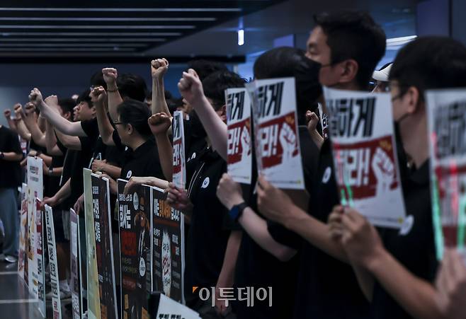 민주노총 화섬식품노조 카카오지회 소속 조합원들이 21일 경기 성남시 카카오뱅크 사옥에서 피켓시위를 하고 있다. 카카오뱅크 노사는 올해 1월부터 임금과 근로조건 등을 두고 교섭을 진행했지만 입창 차를 좁히지 못했다. 노동위원회 조정 절차를 앞두고 있는 카카오뱅크는 조정에서 합의에 이르지 못 할 경우 쟁의행위 찬반투표를 거쳐 파업에 돌입할 수 있다. 고성준 기자 joonko1@