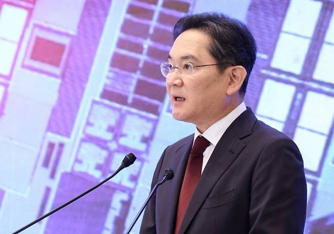 이재용 삼성전자 회장이 지난달 29일 청와대에서 열린 '3대 메가프로젝트 국민보고회'에서 투자계획을 발표하고 있다. [사진=연합]