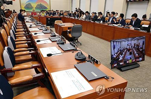 국민의힘 불참 속 열린 홈플러스 회생 관련 정무위원회 간담회(서울=연합뉴스) 배재만 기자 = 21일 국회에서 열린 홈플러스 회생 관련 정무위원회 간담회가 국민의힘 위원들이 불참한 가운데 열리고 있다. 2026.7.21 scoop@yna.co.kr