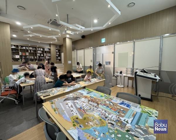 2025년 용산역사박물관에서 열린 역사문화 체험 프로그램 '하하동동, 용산탐구'에 참가한 주민들이 대형 퍼즐을 맞추고 있다. ⓒ용산구