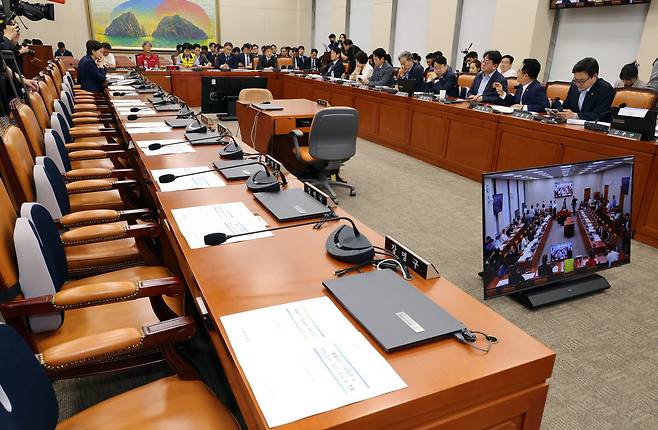 21일 국회에서 열린 홈플러스 회생 관련 정무위원회 간담회가 국민의힘 위원들이 불참한 가운데 열리고 있다. (사진=연합뉴스)