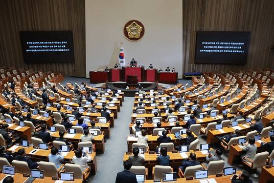 조정식 국회의장이 오늘(21일) 국회에서 열린 7월 임시국회 제1차 본회의에서 전날 상정된 2차 종합특검 연장법안에 대한 필리버스터 종결을 선포하고 있다. 〈사진=연합뉴스〉