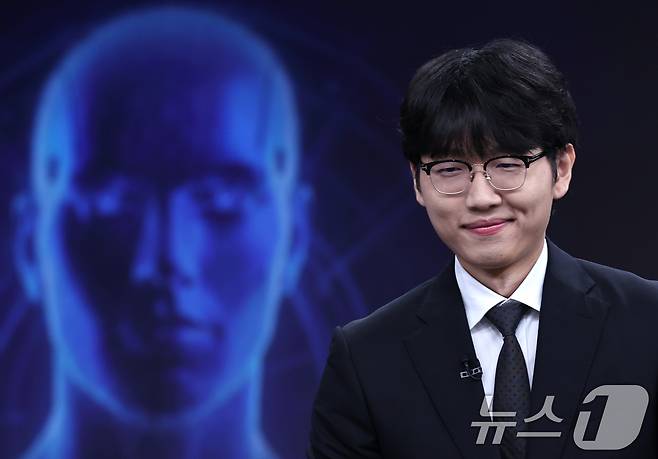 바둑 세계랭킹 1위 신진서 9단이 17일 오전 서울 중구 한국경제TV 스튜디오에서 열린 '쎈수학·한경 기신전(棋神戰)' 인공지능(AI) 프로그램 카타고(KataGo)와의 두 점 접바둑 3번기 첫 대국을 앞두고 인터뷰하고 있다. 2026.7.17 ⓒ 뉴스1 구윤성 기자