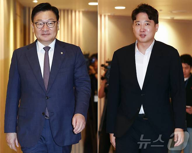 정점식 국민의힘 원내대표(왼쪽)와 이준석 개혁신당 대표가 21일 이준석 개혁신당 대표와 오찬 회동하기 위해 서울 여의도 한 식당으로 향하고 있다. 2026.7.21 ⓒ 뉴스1 김민지 기자