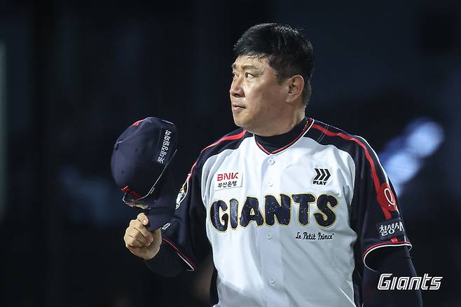 롯데 김태형 감독이 8일 부산 사직구장에서 열린 2026 KBO리그 정규시즌 KIA전 승리 후 원정팬들에게 인사하고 있다. 사진 | 롯데 자이언츠