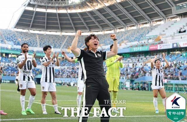 FC서울을 이끄는 김기동 감독은 22일 '친정팀' 포항을 홈으로 불러들여 2연승과 함께 선두 굳히지를 노리고 있다./K리그