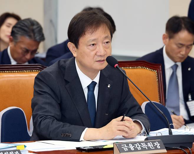 이찬진 금융감독원장이 21일 국회에서 열린 홈플러스 회생 관련 정무위원회 간담회에서 의원 질의에 답하고 있다./연합뉴스