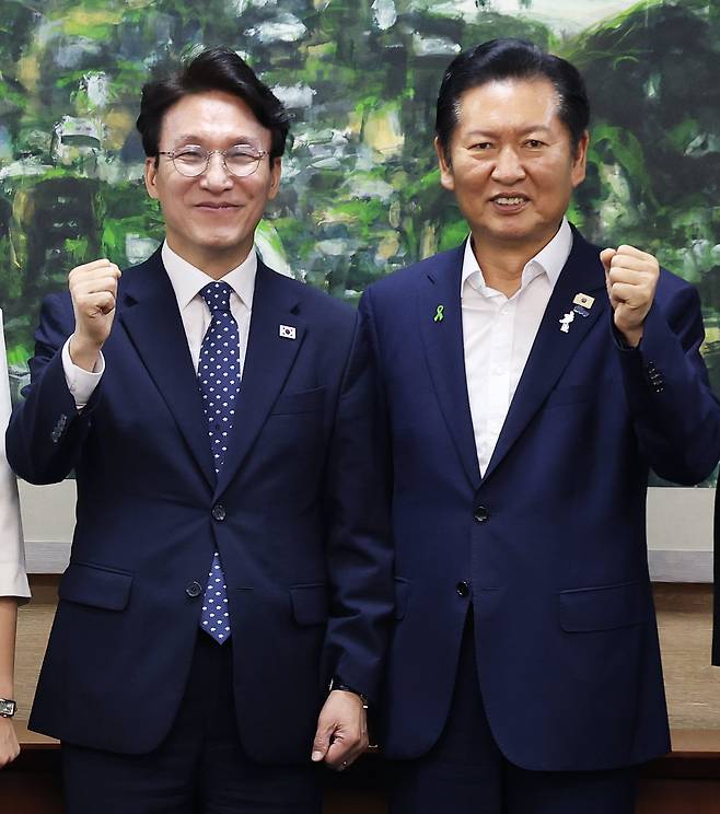 더불어민주당 당권에 도전하는 김민석, 정청래 후보가 21일 서울 중구 서울시의회에서 열린 당대표 후보자 초청 간담회에 앞서 나란히 기념촬영을 하고 있다. /뉴스1