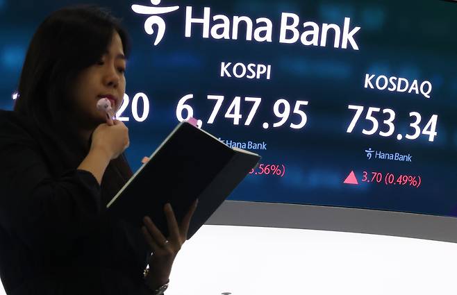 코스피가 반등에 성공하며 6,747.95로 마감한 21일 서울 하나은행 본점 딜링룸에서 직원들이 증시와 환율을 모니터하고 있다. 이날 코스피는 전 거래일 대비 231.68포인트(3.56%) 오른 6,747.95로 거래를 마쳤다. 코스닥 지수도 전장보다 3.70포인트(0.49%) 오른 753.34로 마감했다. /연합뉴스