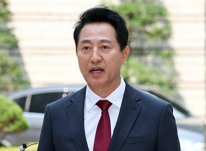 오세훈 서울시장이 지난달 10일 서울 서초구 서울중앙지방법원에서 열린 ‘명태균 여론조사 의혹’ 사건 1심 속행 공판에 출석하며 취재진 질문에 답하고 있다. 2026.6.10 ⓒ 뉴스1