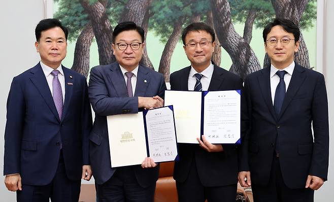 더불어민주당 한병도 대표 직무대행 겸 원내대표와 국민의힘 정점식 원내대표가 21일 국회 운영위원장실에서 선관위 투표용지 부족 사태에 따른 특검법안 합의문에 서명한 뒤 기념 촬영을 하고 있다. 왼쪽부터 국민의힘 김승수 원내운영수석부대표, 정 원내대표, 더불어민주당 한 대표 직무대행, 천준호 원내운영수석부대표. 연합뉴스