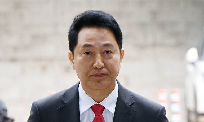 오세훈 서울시장이 6월17일 서울 서초구 서울중앙지법에서 열린 정치자금법 위반 혐의 결심공판에 출석하고 있다. 공동취재사진