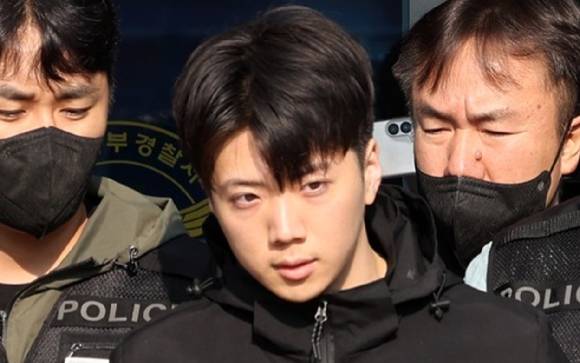 성폭력처벌법상 강간 등 살인 혐의로 기소된 장윤기(23)가 지난 5월 14일 오전 광주 서부경찰서에서 검찰로 송치되기 전 포토라인에 서고 있다. [사진=연합뉴스]