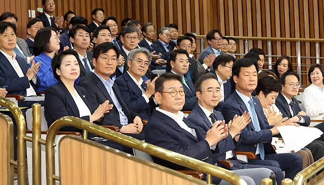 더불어민주당 의원들이 21일 국회에서 형사소송법 개정을 논의하기 위해 열린 정책의원총회에 참석해 있다. 2026.7.21 [국회사진기자단] [사진=연합뉴스]