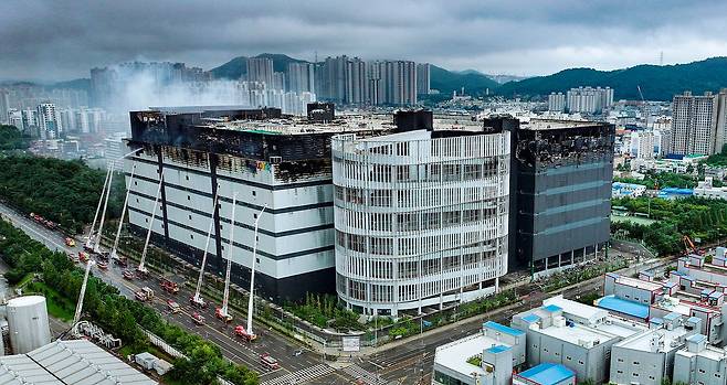 21일 인천 서해구 석남동 쿠팡 32물류센터 화재 현장에서 소방 관계자들이 진화작업을 하고 있다. 뉴스1