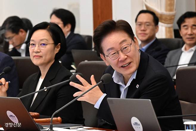 국무회의 발언하는 이 대통령 이재명 대통령이 21일 청와대에서 열린 제31회 국무회의에서 발언을 하고 있다. 이준헌 기자 heon@kyunghyang.com