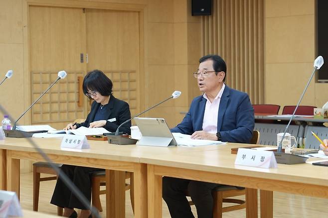 이현재 하남시장이 민선 9기 공약보고회에서 관계자들과 대화를 나누고 있다. 하남시 제공