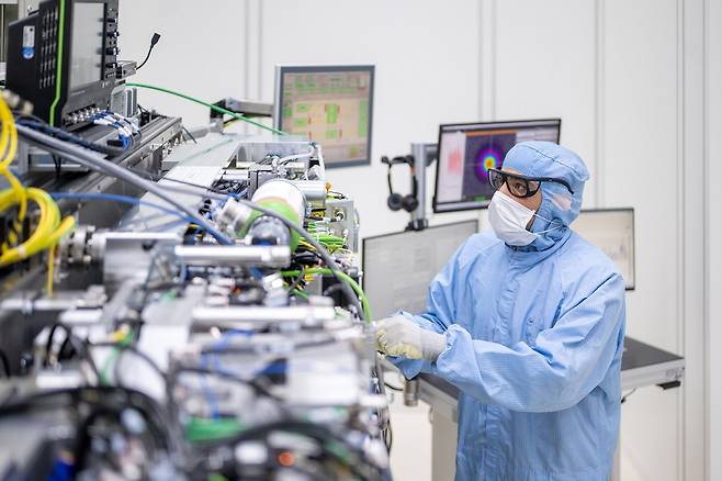 독일 디칭겐에 있는 트럼프 공장에서 ASML EUV에 들어가는 레이저 장비를 작업자가 테스트하고 있다. 트럼프