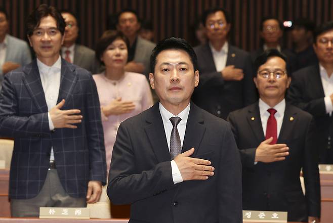 장동혁 국민의힘 대표가 21일 오후 서울 여의도 국회에서 열린 의원총회에서 국민의례를 하고 있다. [뉴시스]